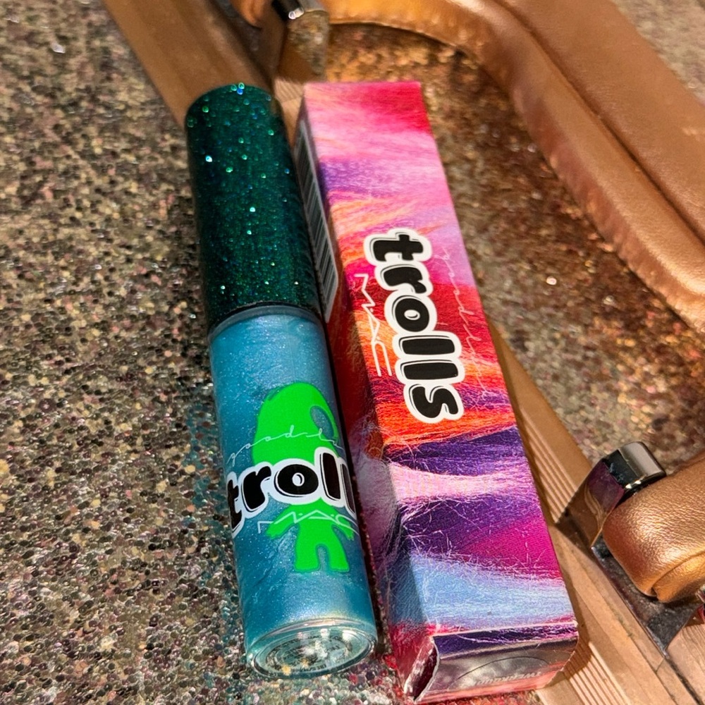 MAC COSMETICS Good Luck TROLLS Twerkquoise LIPGLASS Limited Edition NEW
